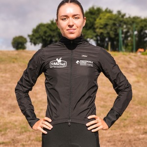 🌧️ Défie la pluie. La veste de pluie unisexe FROZE assure une protection optimale contre les intempéries grâce à son traitement déperlant et ses zones thermosoudées, tout en restant légère et compacte.💪 Double zip, coupe ajustée, performance garantie — même sous l’orage.Ce modèle est disponible en version toute noire sur poli.fr Les clubs peuvent appliquer des transferts sur la veste, comme sur l’exemple de l’équipe St Michel – Preference Home – Auber 93 en photo.#cyclisme #poliwear #vestedepluie