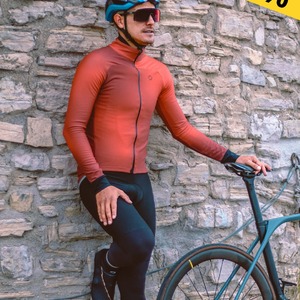 Affrontez le froid sans compromis ❄️ Nos vestes de cyclisme sont à -50% pendant le Black Friday ! Technicité, confort et style made in France 🇫🇷 👉 Jusqu’au 1er décembre seulement !Voir tous nos produits en promotion sur poli.fr#poliwear #blackfriday #cyclisme #vestecyclisme #cycling