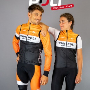 Prêt(e)s pour la prochaine étape ? 🚴🏼♂️ Une nouvelle saison, c’est souvent l’occasion de faire évoluer les choses, de se fixer de nouveaux objectifs… et pourquoi pas de renouveler les couleurs de son équipe ! 🔥 Chez POLI, nous vous accompagnons dans la création de vos tenues cyclisme personnalisées, à l’image de votre club et de votre équipe. ❤️ Alors, vous partez sur quoi pour cette nouvelle saison ? 👉 Rendez-vous sur poli.fr pour vos projets club ou contactez-nous directement. #teamPOLI #Cyclisme #Cycling