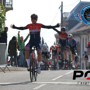 🚴♂️ Une collaboration qui roule depuis 2016 ! 🔧✨Depuis maintenant près de 10 ans, le @gscblagnacvs31 , club cycliste emblématique de la région Occitanie et du sud de la France , fait confiance à @poli_wear pour l’accompagner au quotidien. Entre passion du vélo, esprit d’équipe et recherche de performance, nous sommes fiers de soutenir un club aussi engagé et dynamique.🎥 Pour revivre certains moments forts de cette belle aventure : Vidéo ➤ https://fb.watch/Duq_-86J7D/🙏 Un grand merci au GSC Blagnac 31 pour cette fidélité et pour les beaux projets partagés au fil des saisons. Ensemble, on continue d’avancer… et de pédaler vers de nouveaux défis ! 💪🚴♀️💨#Partenariat #Cyclisme #GSCBlagnac31 #Poli #Depuis2016 #EspritSportif