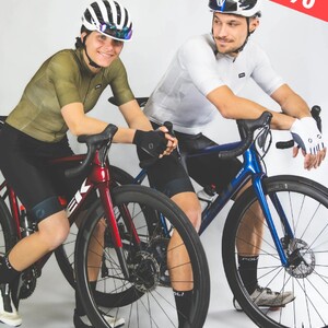 LES INDISPENSABLES CYCLISME POLI 🚴Des maillots et combinaisons techniques conçus pour accompagner chaque sortie, du fractionné aux longues distances.Des pièces pensées pour : 👉 la respirabilité 👉 l’aérodynamisme 👉 les sorties estivales🔥 Profitez des soldes sur poli.fr#soldes #été #soldesété #teampoli #cyclisme #cycling