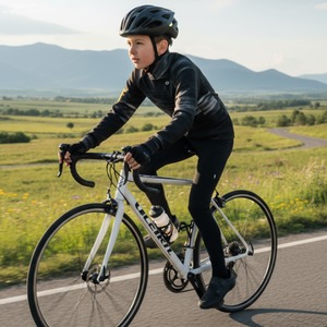 Veste thermique enfant NEODRIFT – La chaleur POLI pour les jeunes cyclistes ❄️La veste thermique enfant NEODRIFT garde les enfants bien au chaud grâce à sa maille isolante et respirante. Idéale pour les sorties hivernales en club ou en famille !➡️ Disponible en précommande sur poli.fr#cyclisme #cycling #junior #poliwear